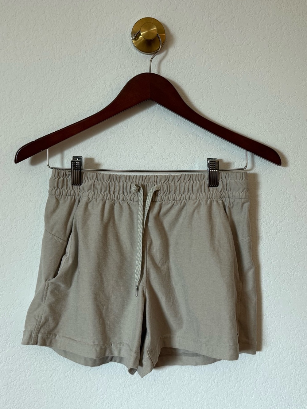 Vuori Halo Short 2.0 4" in Oatmeal